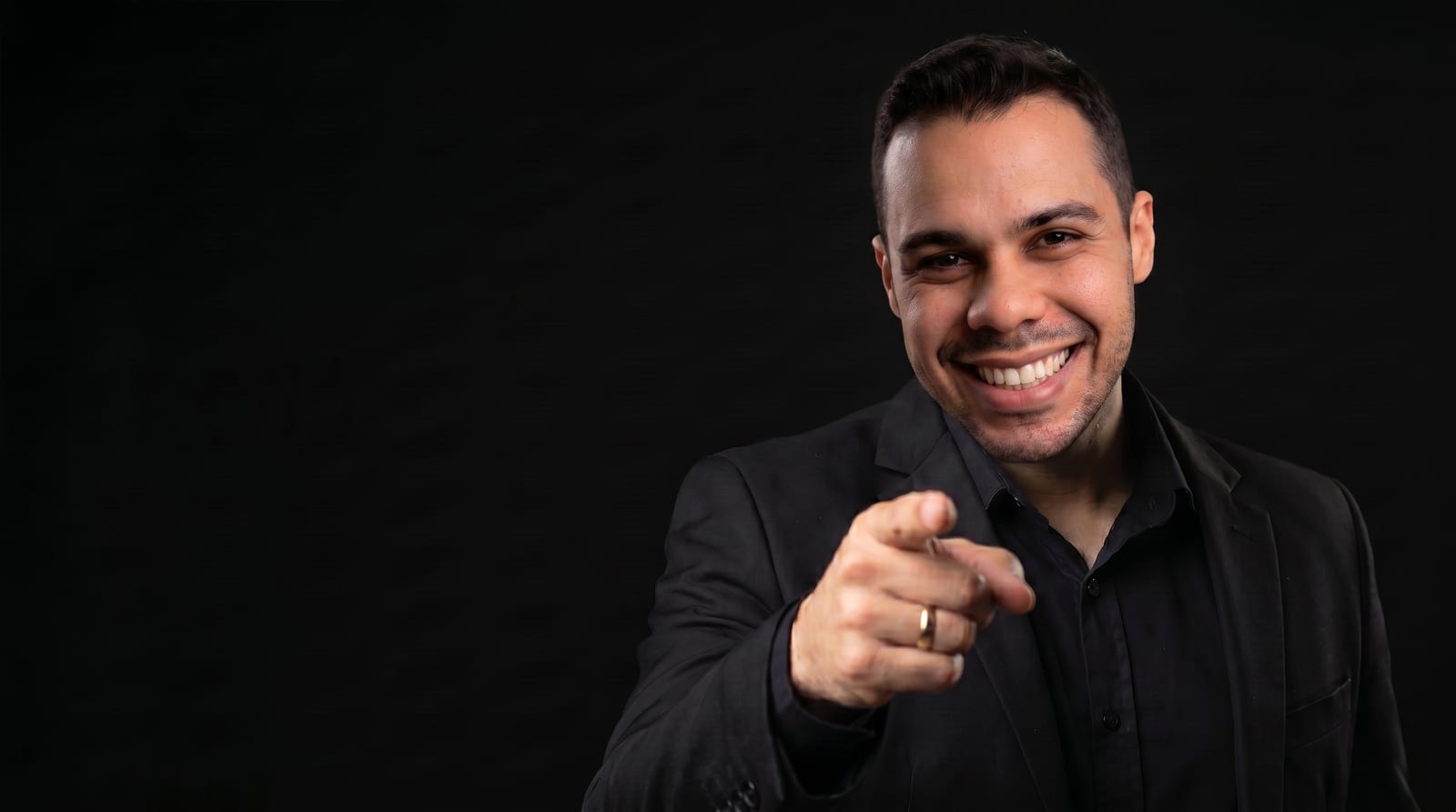 Deivid Oliveira apontando